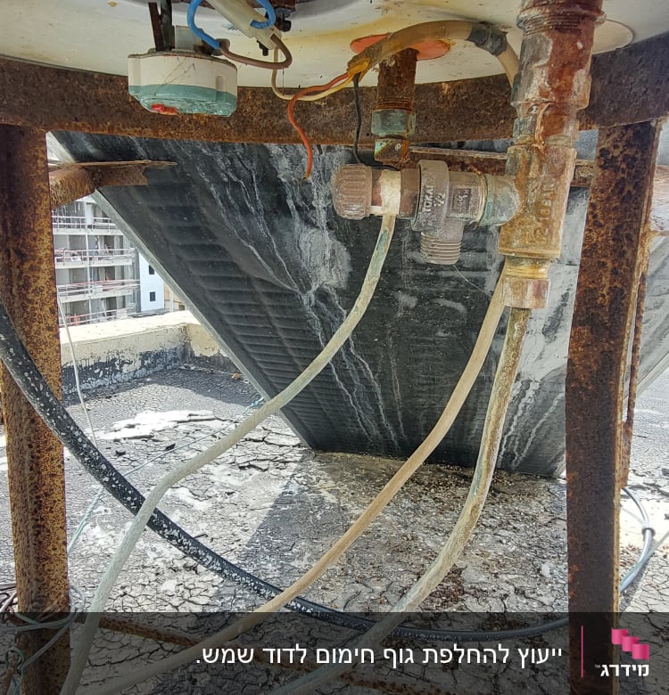 חיבורים חשמליים וצינורות מתכת חלודים